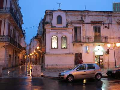 Ritorniamo su via Ponte al termine della quale si erge una grande edicola votiva che contiene due teche di vetro nelle quali sono conservati gli affreschi di due madonne: �I mad�nnedd � (�le madonnine�)